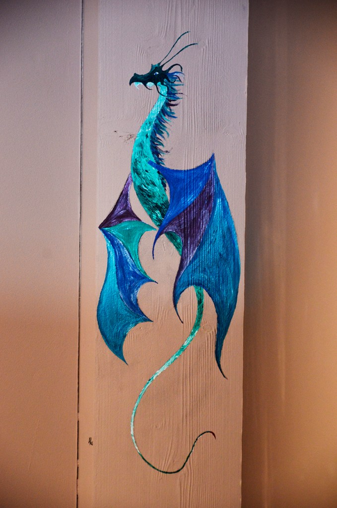 Peinture acrylique sur mur.  Environ 20cm x 60cm.  Cabinet de kynésithérapie, Albertville, Savoie, 2016.